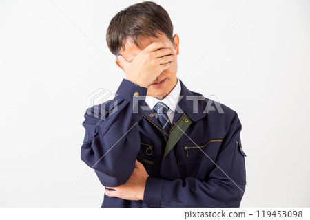 A middle-aged male businessman in work clothes who is worried 119453098