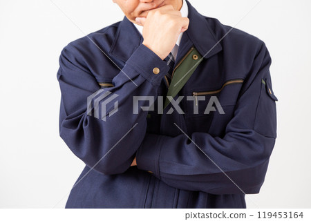 A middle-aged male businessman in work clothes who is worried 119453164