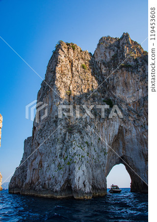 卡布里島美麗的城市景觀與義大利的藍洞 卡布里島美麗的城市景觀與義大利的藍洞 119453608
