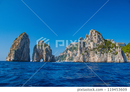 卡布里島美麗的城市景觀與義大利的藍洞 119453609
