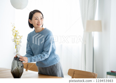 客廳裡插花的女人 119453983