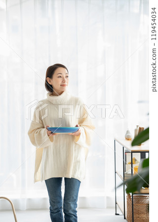 拿著餐具的女人 119454034