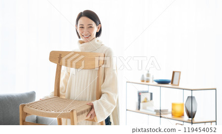 搬家有椅的女人 119454052