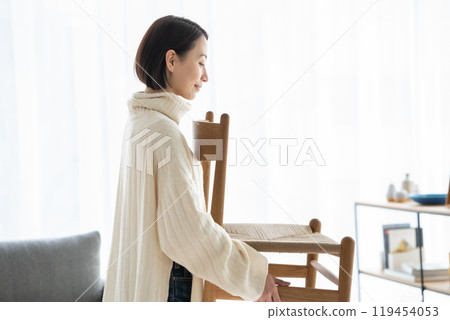 搬家有椅的女人 119454053