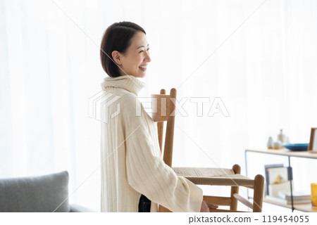 搬家有椅的女人 119454055