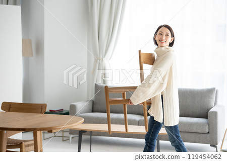 搬家有椅的女人 119454062