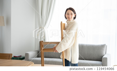 搬家有椅的女人 119454066