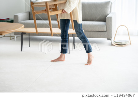 女人搬家具，手裡拿著椅子 119454067