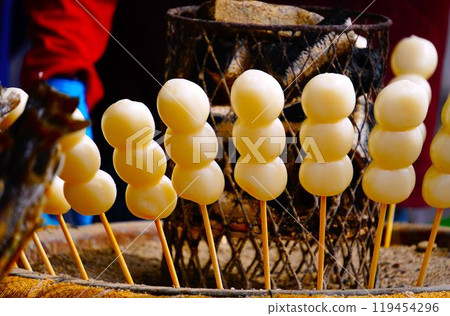 Scenery of grilling dumplings 119454296