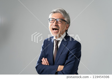 商人灰白頭髮哈哈 119454306