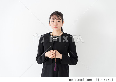 穿著喪服的年輕女子 119454501