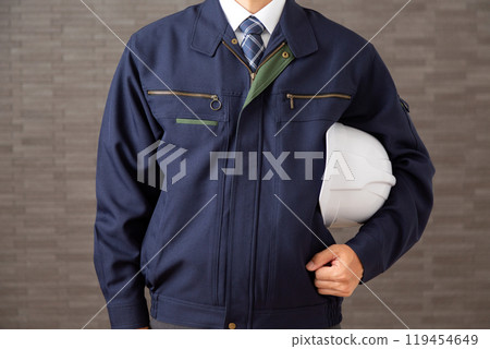 穿著工作服的中年男性商人 穿著工作服的中年男性商人 119454649