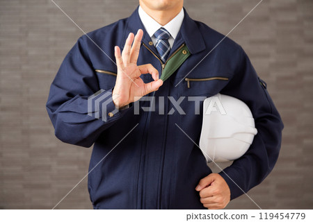 穿著工作服做圓圈標誌的中年男性商人 穿著工作服做圓圈標誌的中年男性商人 119454779