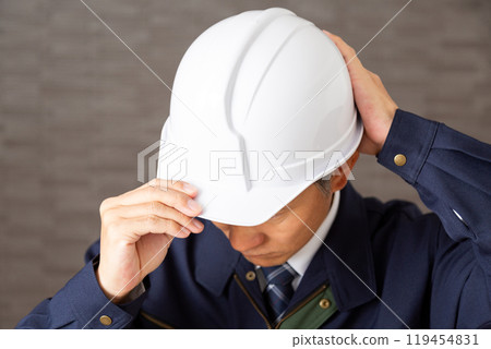 穿著工作服的中年男性商人 119454831