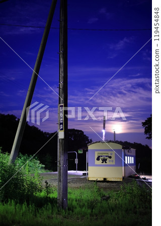 Shimonuma Station on the full moon 119454848