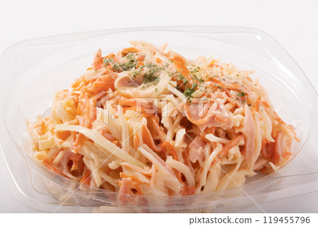 洋蔥蟹口味魚糕沙拉佐蛋黃醬 119455796