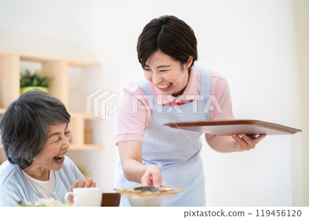 為老年婦女提供膳食的婦女 膳食服務 119456120