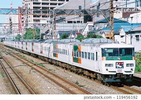 185 series limited express Odoriko on the Tokaido Main Line heading for Tokyo 119456192