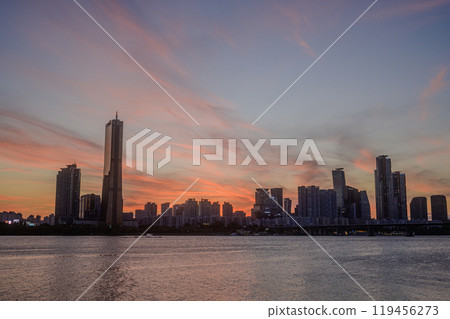 Sunset and silhouette view of 63 Building and high rise buildings of financial district with Wonhyo Bridge on Han River at Yeouido near Yeongdeungpo-gu, Seoul, South Korea Sunset and silhouette view of 63 Building and high rise buildings of financial district with Wonhyo Bridge on Han River at Yeouido near Yeongdeungpo-gu, Seoul, South Korea 119456273