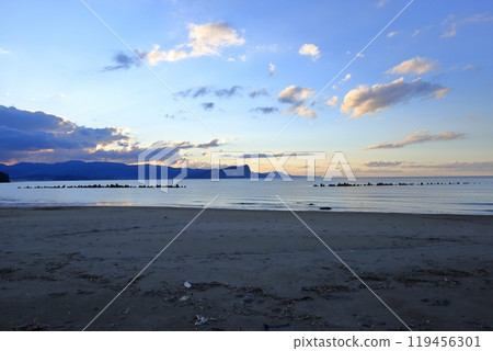 Sunset at Ranshima Beach in autumn (Otaru, Hokkaido) 119456301