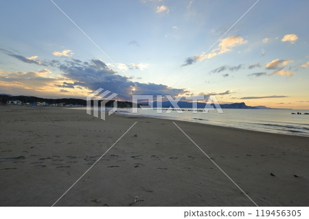Sunset at Ranshima Beach in autumn (Otaru, Hokkaido) Sunset at Ranshima Beach in autumn (Otaru, Hokkaido) 119456305
