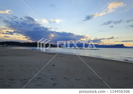 Sunset at Ranshima Beach in autumn (Otaru, Hokkaido) 119456306