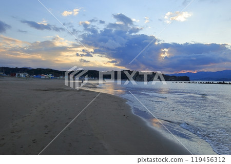 Sunset at Ranshima Beach in autumn (Otaru, Hokkaido) 119456312