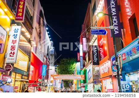 首爾明洞的夜晚 119456858