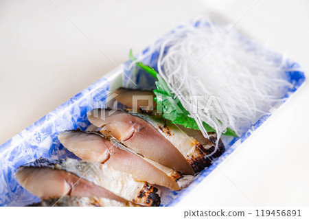 烤鯖魚配上肥美的配菜 烤鯖魚配上肥美的配菜 119456891