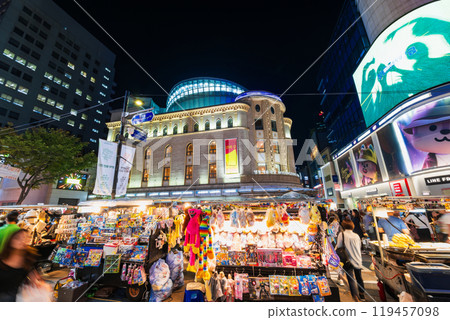 首爾明洞的夜晚 119457098