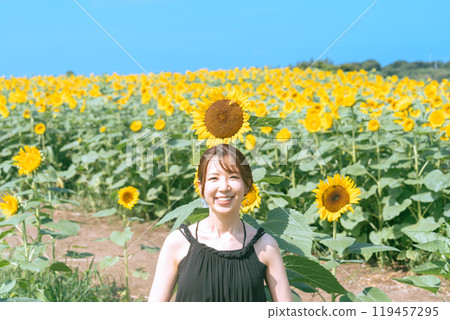 [Yokosuka, Kanagawa Prefecture] A woman surrounded by the summer blue sky and sunflower fields at Soleil Hill 119457295