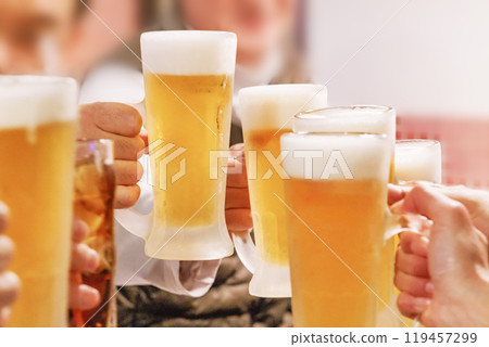 人們舉杯冰啤酒和酸飲料 人們舉杯冰啤酒和酸飲料 119457299