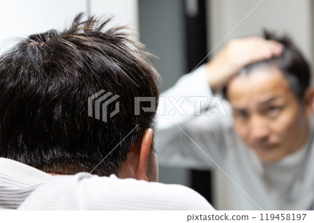 中年男子對著浴室鏡子護理頭髮 119458197