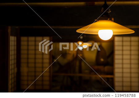古老的傳統燈光在黑暗的日本房間裡閃閃發光 119458788