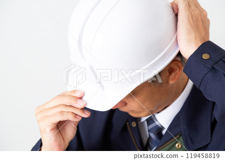 穿著工作服的中年男性商人 119458819