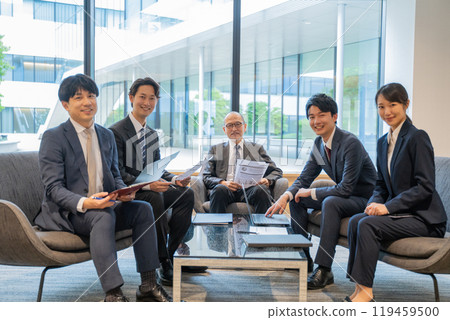 開會的男性和女性商務人士 119459500