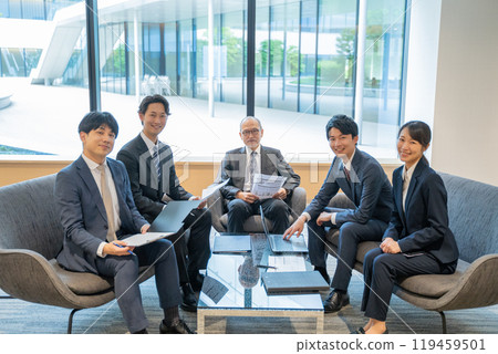 開會的男性和女性商務人士 119459501