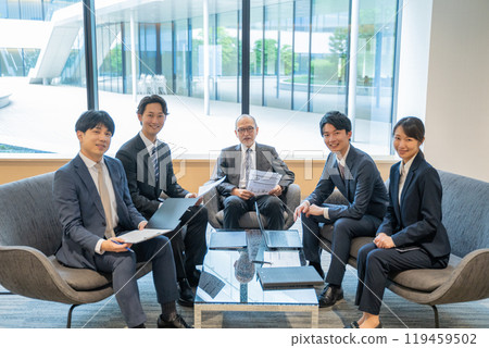 開會的男性和女性商務人士 119459502