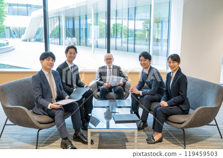 開會的男性和女性商務人士 119459503