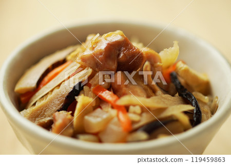雞肉和牛蒡飯 雞肉和牛蒡飯 119459863