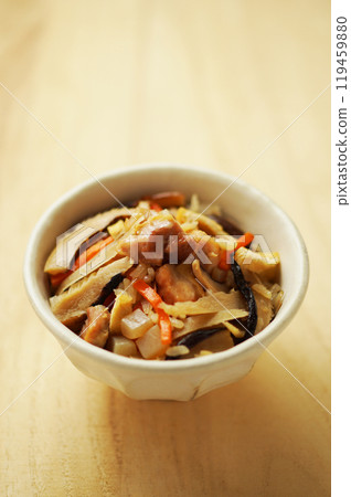 雞肉和牛蒡飯 雞肉和牛蒡飯 119459880