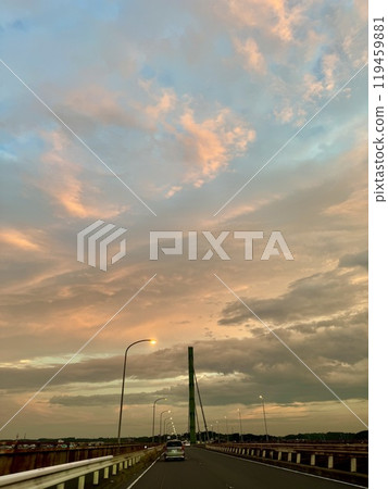 在夕陽下沾染的雲 在夕陽下沾染的雲 119459881