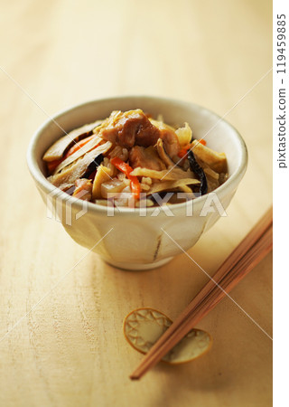 Rice cooked with chicken and burdock Rice cooked with chicken and burdock 119459885