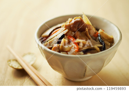雞肉和牛蒡飯 雞肉和牛蒡飯 119459893