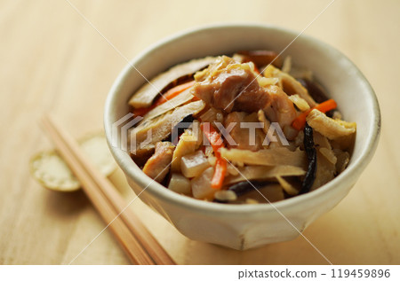 雞肉和牛蒡飯 119459896