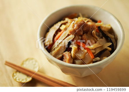 雞肉和牛蒡飯 雞肉和牛蒡飯 119459899