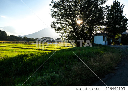 岩手縣八幡平市的岩手山與秋天的夕陽相映成趣 岩手縣八幡平市的岩手山與秋天的夕陽相映成趣 119460105