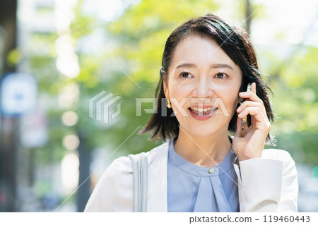 女商人談話在智能手機 女商人談話在智能手機 119460443