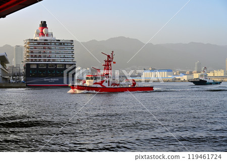 The third "Queen Elizabeth" anchored and departed from Kobe Port 119461724