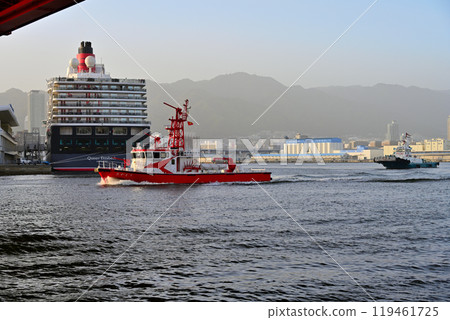 The third "Queen Elizabeth" anchored and departed from Kobe Port 119461725